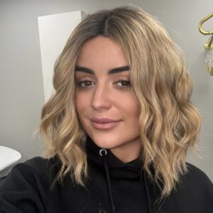 Wavy golden blonde synthetic wig